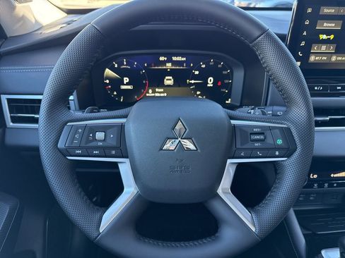 New 2025 Mitsubishi Outlander SE image 16