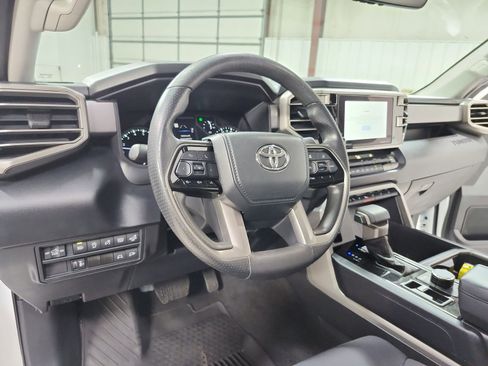 Used 2022 Toyota Tundra SR5 w/ SR5 Convenience Package AWD/4WD image 18