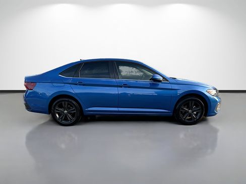 Used 2023 Volkswagen Jetta SE w/ Panoramic Sunroof Package image 2