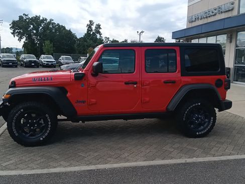 Used 2023 Jeep Wrangler Unlimited w/ Cold Weather Group AWD/4WD image 2