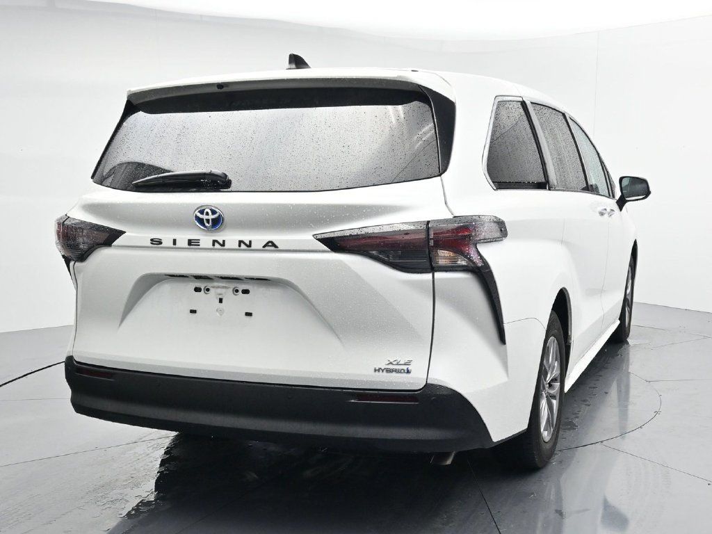 Used 2024 Toyota Sienna XLE FWD image 6