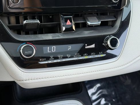 Used 2020 Toyota Corolla SE w/ SE Premium Package FWD image 17