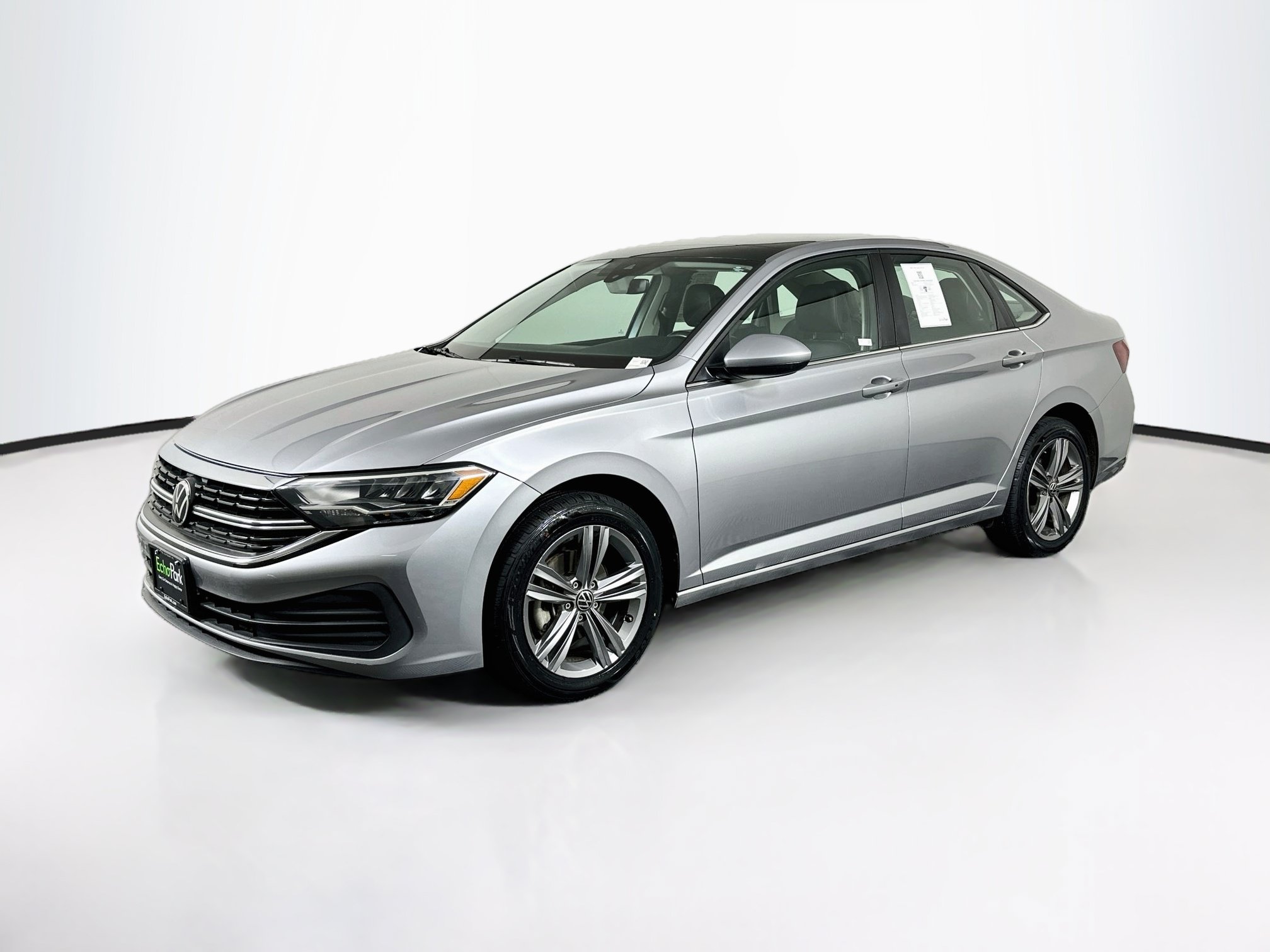 Used 2024 Volkswagen Jetta SE FWD image 3