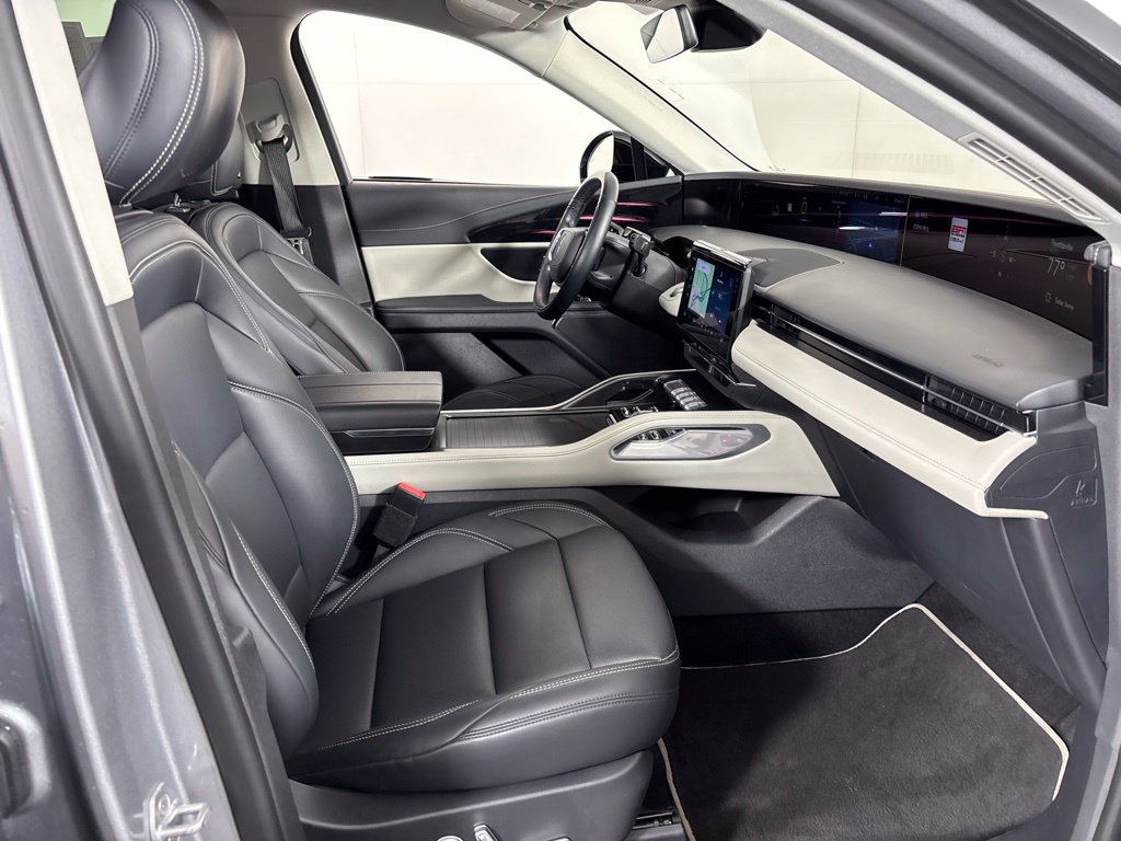 Used 2025 Lincoln Nautilus Premier AWD/4WD image 5