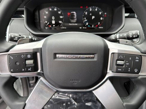 Used 2025 Land Rover Discovery S AWD/4WD image 11