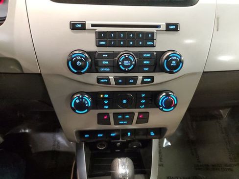 Used 2010 Ford Focus SEL image 19