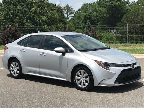 Used 2023 Toyota Corolla LE FWD image 2