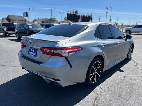 Used 2020 Toyota Camry SE w/ Carpet Mat Package image 7