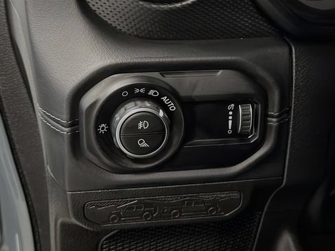 Used 2025 Jeep Gladiator Rubicon w/ Convenience Group AWD/4WD image 12