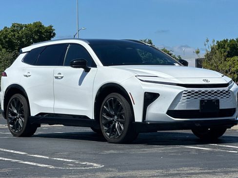 Used 2025 Toyota Crown Signia w/ Advanced Technology Package image 2