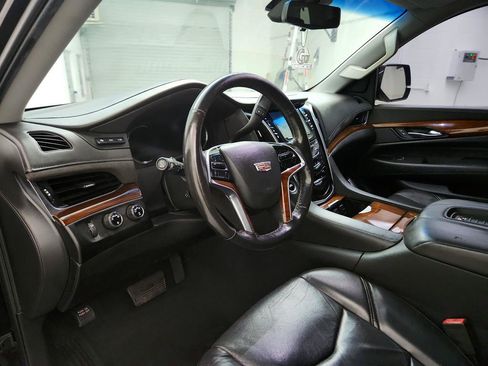 Used 2019 Cadillac Escalade Luxury AWD/4WD image 13