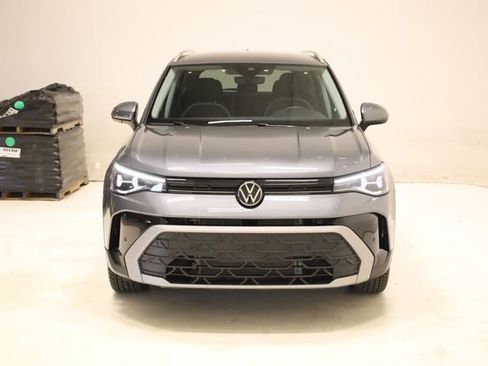 Used 2025 Volkswagen Taos SE w/ Black Wheel Package image 2