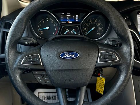 Used 2016 Ford Focus SE w/ SE Power Seat Package image 28