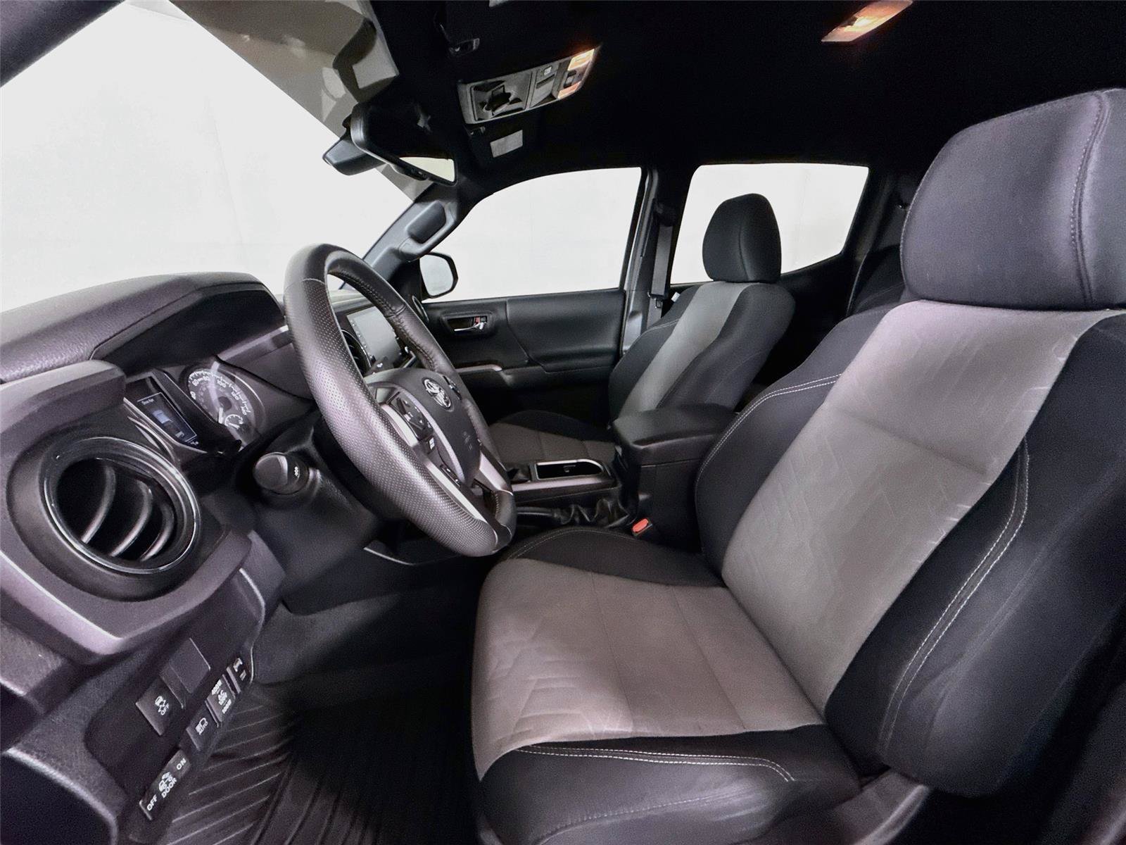 Certified 2023 Toyota Tacoma TRD Off-Road AWD/4WD image 3