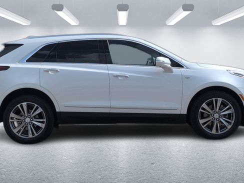 Certified 2025 Cadillac XT5 Premium Luxury w/ Technology Package FWD image 8