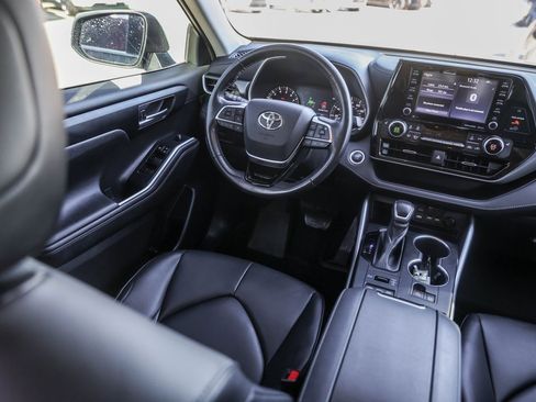 Used 2020 Toyota Highlander XLE image 28