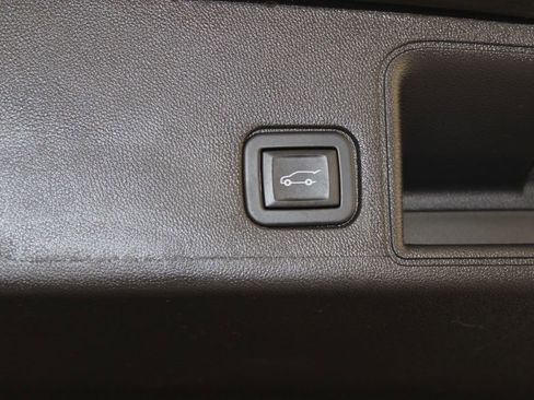 Used 2024 GMC Terrain SLT image 16