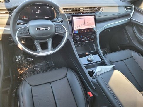 New 2025 Jeep Grand Cherokee Limited w/ Luxury Tech Group II image 9