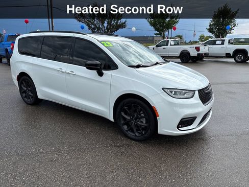 Used 2023 Chrysler Pacifica Limited w/ Uconnect Theater Family Group AWD/4WD image 9