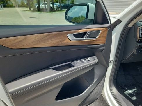 Used 2024 Volkswagen Atlas SE FWD image 18