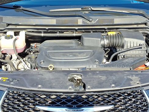 Used 2024 Chrysler Pacifica Touring-L image 28