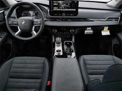 New 2026 Mitsubishi Outlander SE image 7