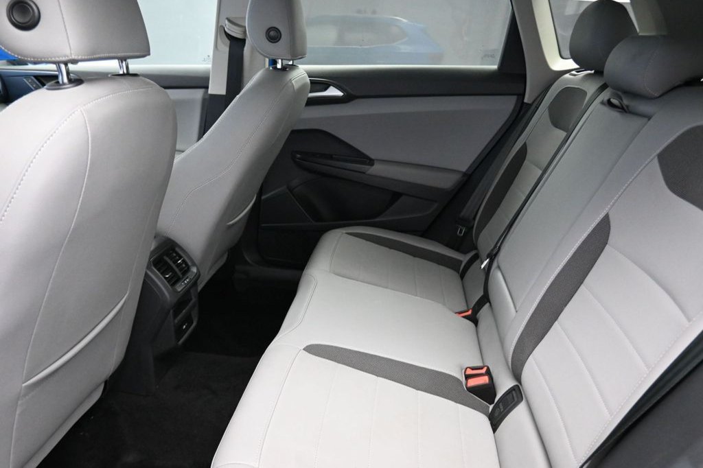 Used 2023 Volkswagen Taos SE w/ Panoramic Sunroof Package FWD image 30