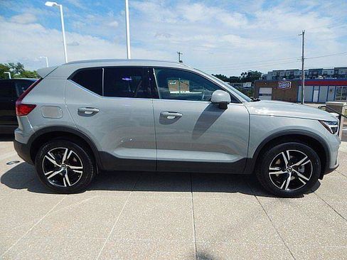 Used 2025 Volvo XC40 B5 Core AWD/4WD image 7