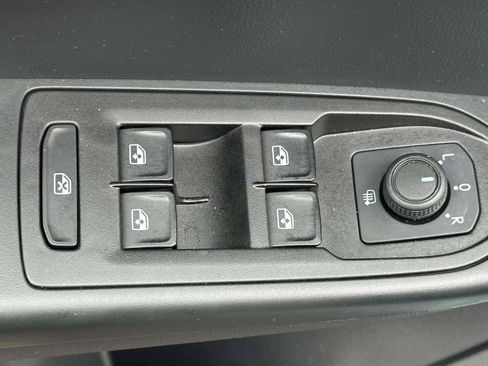 Certified 2022 Volkswagen Taos SE w/ Panoramic Sunroof Package image 15