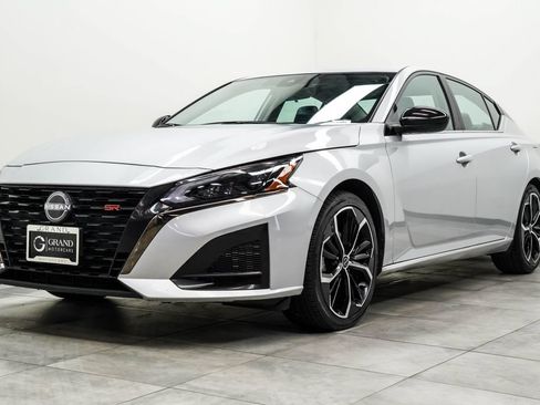 Used 2024 Nissan Altima 2.5 SR FWD image 7