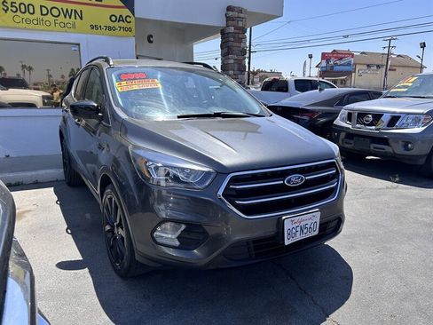 Used 2018 Ford Escape SE w/ SE Sport Appearance Package FWD image 3