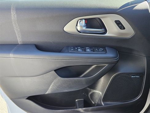 Used 2024 Chrysler Pacifica Limited w/ Uconnect Theater Family Group image 26