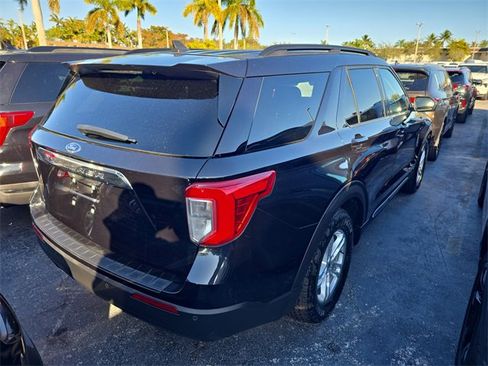 Used 2023 Ford Explorer XLT image 3