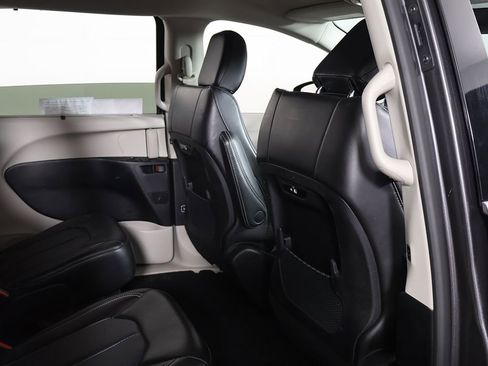 Used 2023 Chrysler Pacifica Touring-L FWD image 26