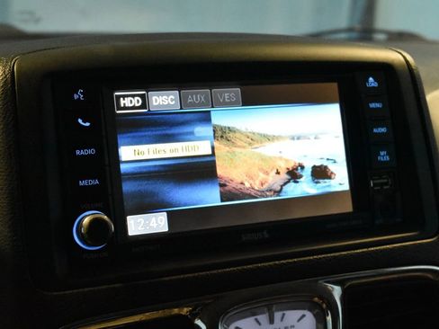 Used 2016 Chrysler Town & Country Touring FWD image 10