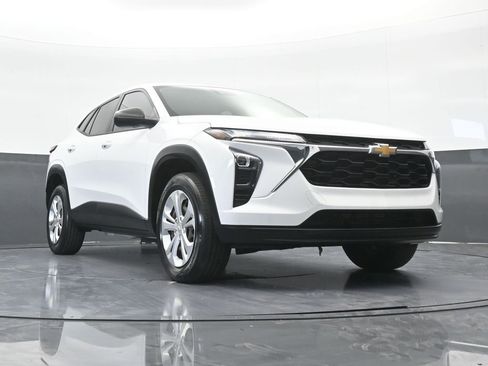 Used 2024 Chevrolet Trax LS FWD image 61