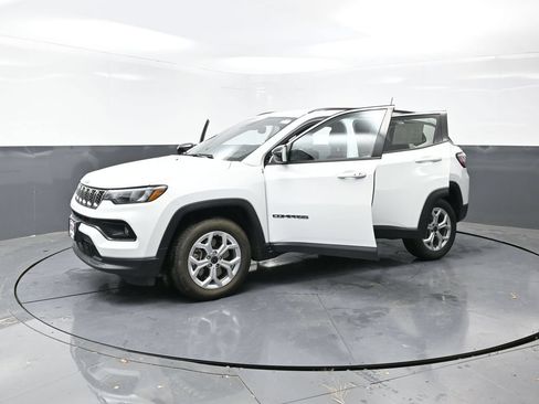 Used 2025 Jeep Compass Latitude AWD/4WD image 32