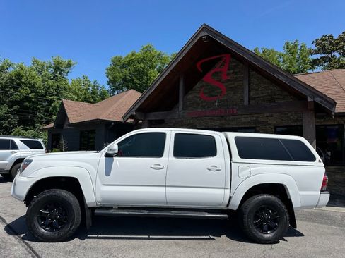 Used 2015 Toyota Tacoma 4x4 Double Cab w/ SR Package image 2