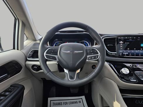 Used 2023 Chrysler Pacifica Limited image 20