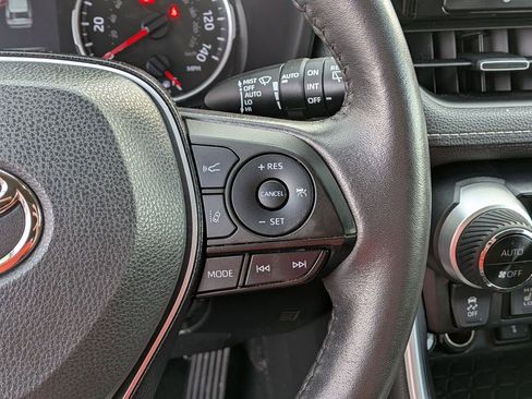 Used 2022 Toyota RAV4 XLE Premium image 19