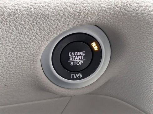 Used 2023 Chrysler Pacifica Touring-L image 20