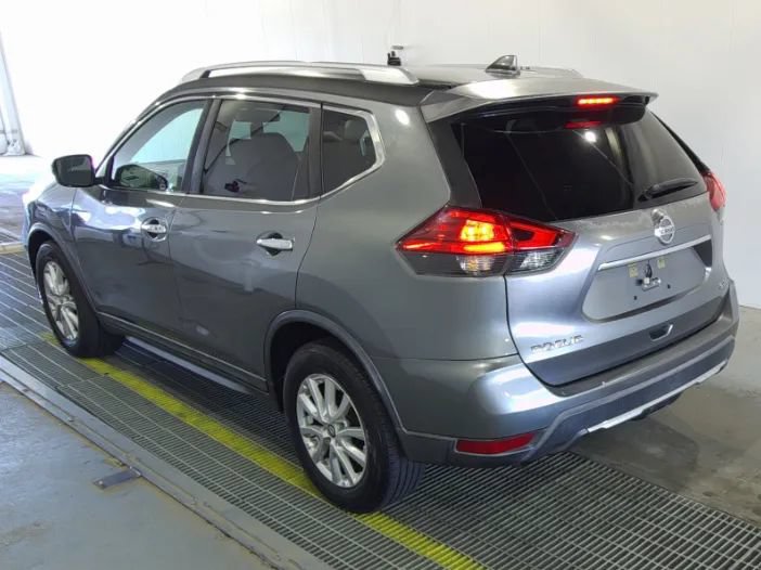 Used 2017 Nissan Rogue SV FWD image 3