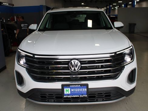 Used 2025 Volkswagen Atlas SE AWD/4WD image 2