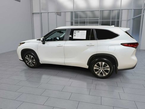Used 2023 Toyota Highlander XLE AWD/4WD image 6
