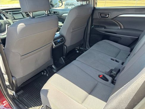 Used 2019 Toyota Highlander LE FWD image 11