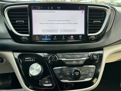 Used 2023 Chrysler Pacifica Touring-L image 20