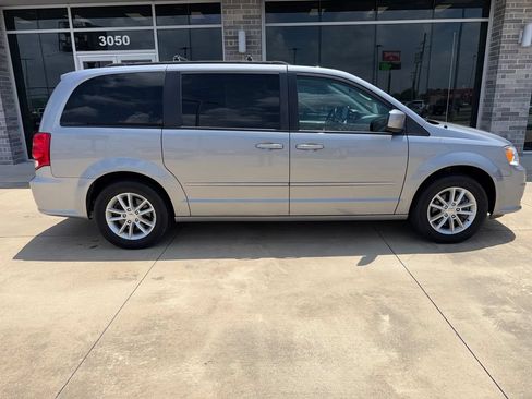 Used 2016 Dodge Grand Caravan SXT w/ Rear Park Assist Package FWD image 1