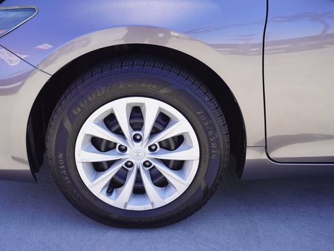 Used 2017 Toyota Camry LE FWD image 18