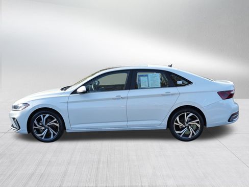 Certified 2025 Volkswagen Jetta SEL image 4