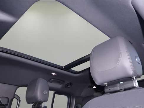 Used 2024 Land Rover Defender 130 X-Dynamic SE image 29